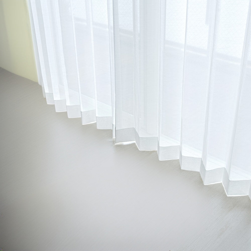 DL9530 is a flame-retardant, privacy-blocking, UV-cut, mirror lace curtain with a soft texture.