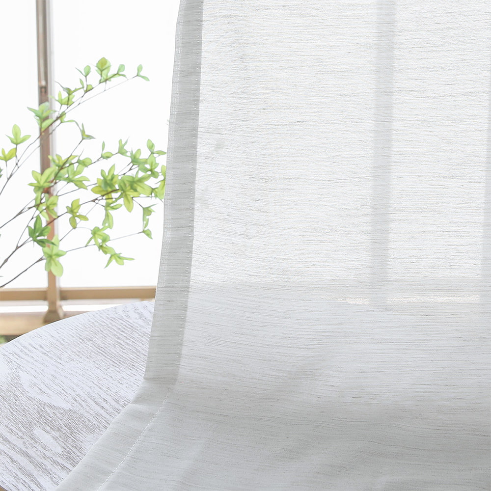 DL9530 is a flame-retardant, privacy-blocking, UV-cut, mirror lace curtain with a soft texture.