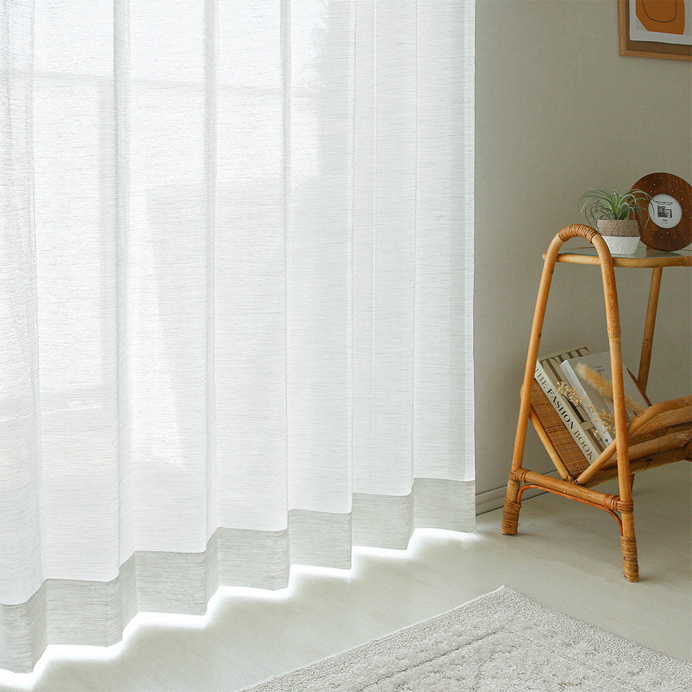 DL9530 is a flame-retardant, privacy-blocking, UV-cut, mirror lace curtain with a soft texture.
