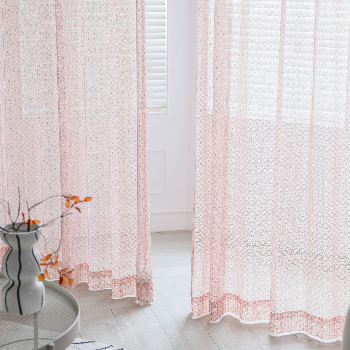 DL9530 is a flame-retardant, privacy-blocking, UV-cut, mirror lace curtain with a soft texture.