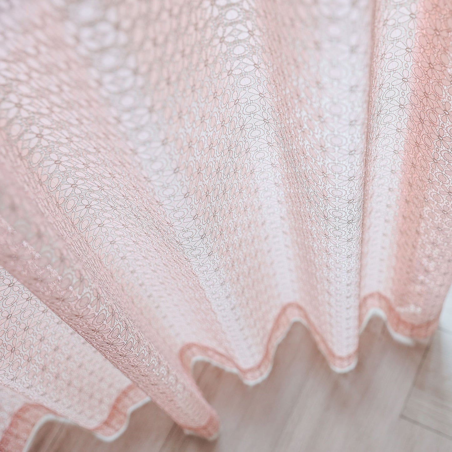 DL9530 is a flame-retardant, privacy-blocking, UV-cut, mirror lace curtain with a soft texture.