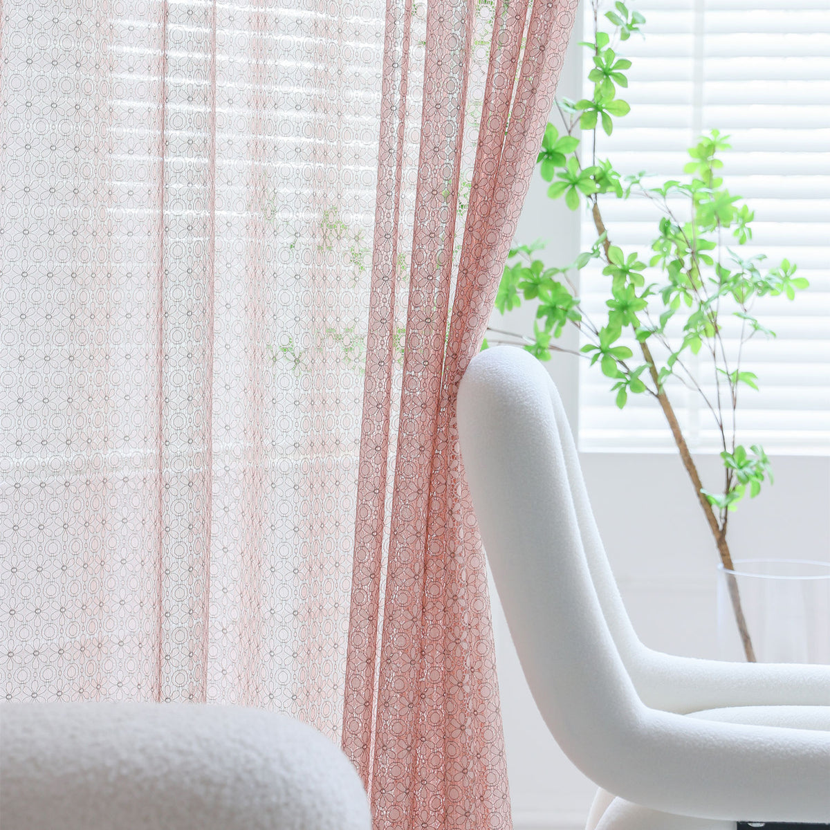 DL9530 is a flame-retardant, privacy-blocking, UV-cut, mirror lace curtain with a soft texture.
