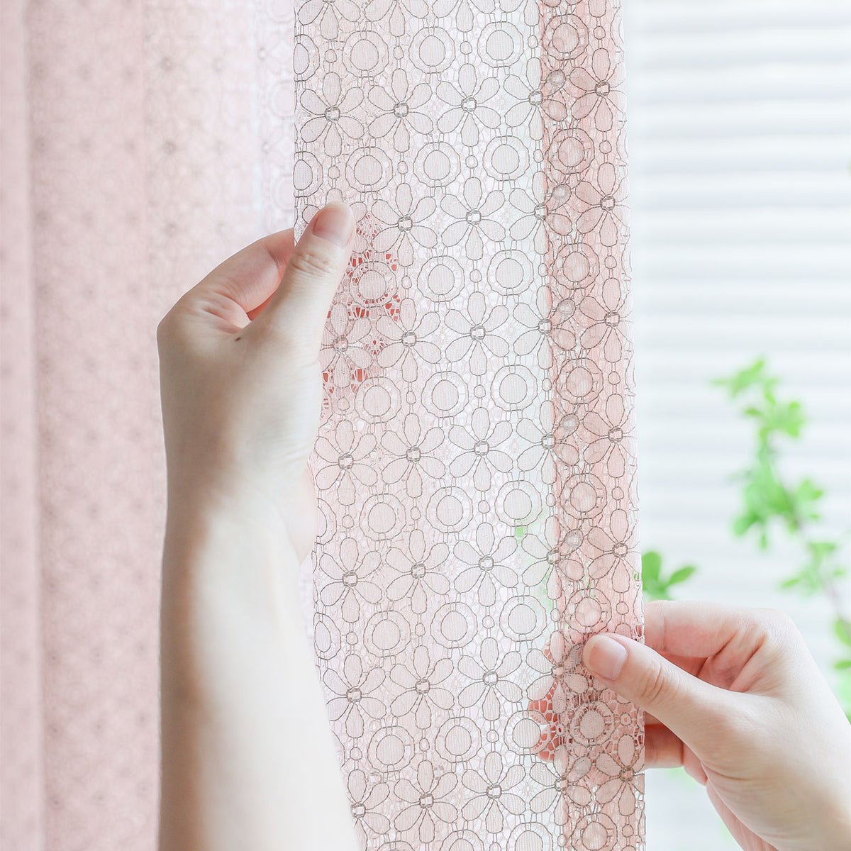 DL9530 is a flame-retardant, privacy-blocking, UV-cut, mirror lace curtain with a soft texture.