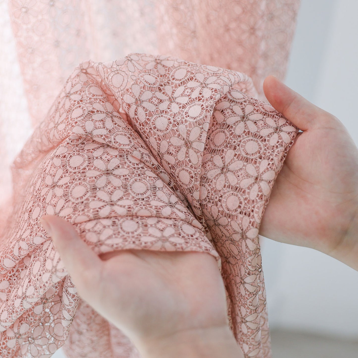DL9530 is a flame-retardant, privacy-blocking, UV-cut, mirror lace curtain with a soft texture.
