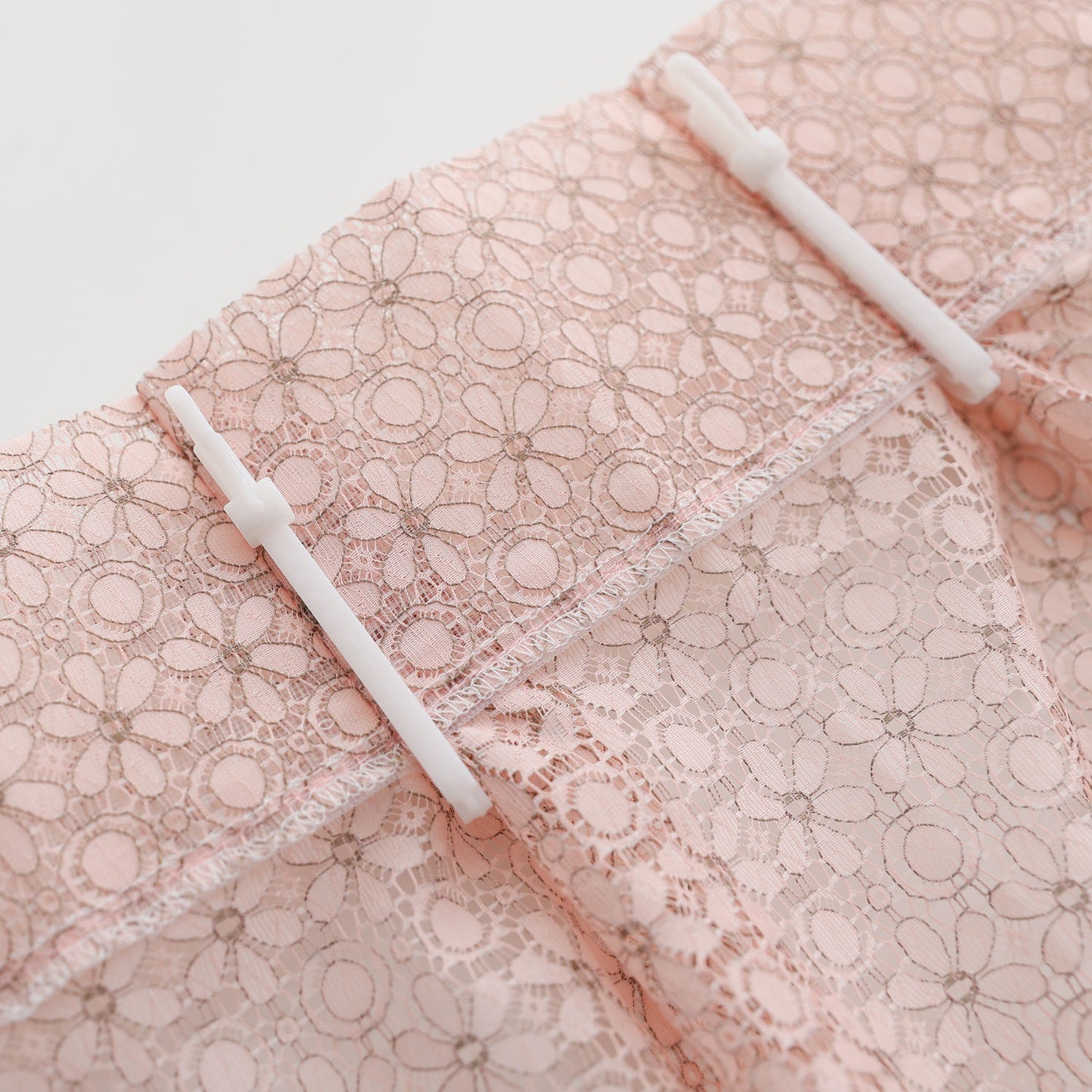 DL9530 is a flame-retardant, privacy-blocking, UV-cut, mirror lace curtain with a soft texture.