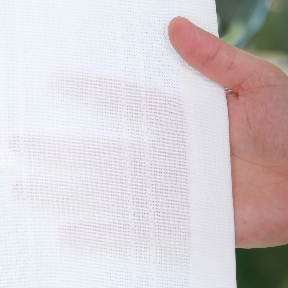 DL9530 is a flame-retardant, privacy-blocking, UV-cut, mirror lace curtain with a soft texture.