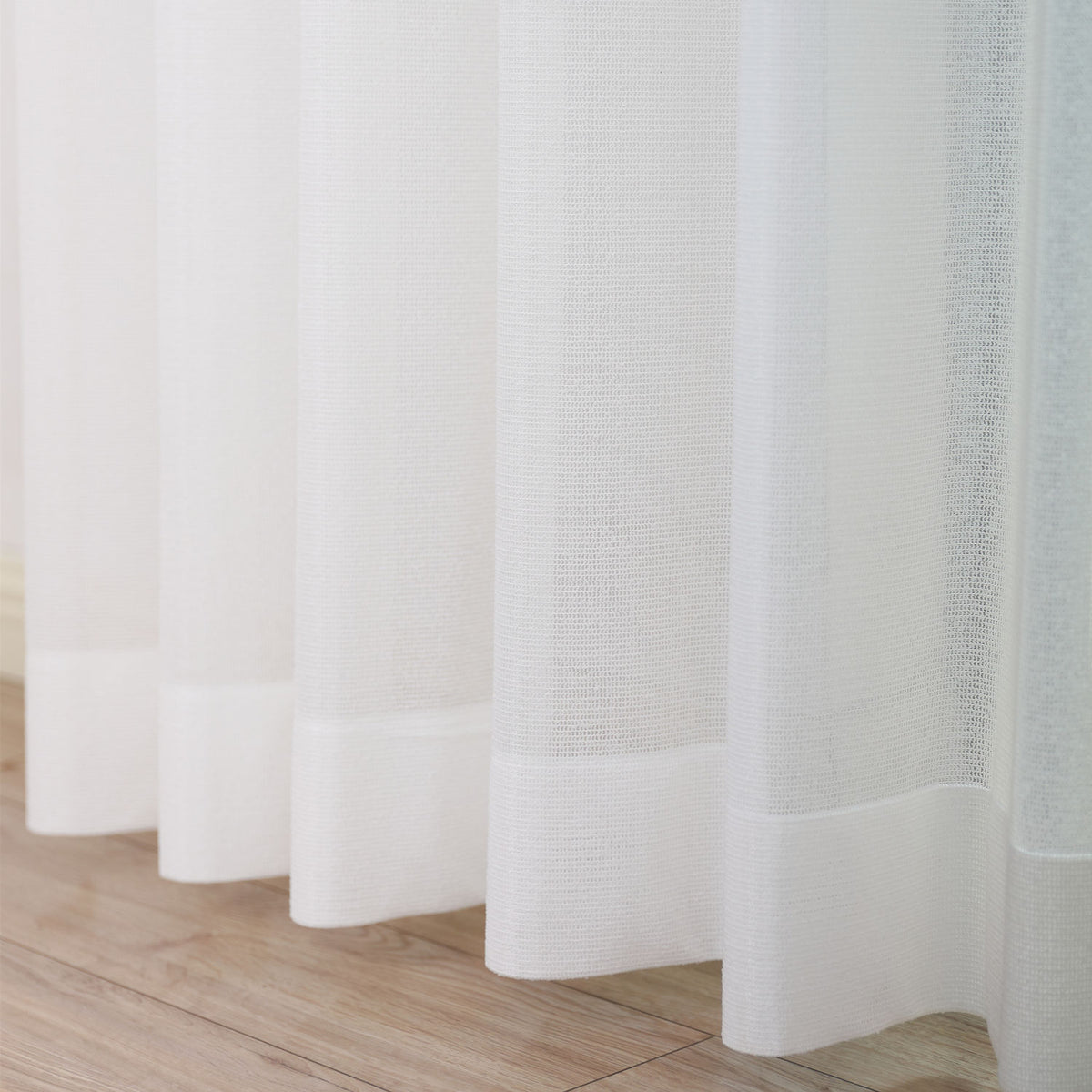 DL9530 is a flame-retardant, privacy-blocking, UV-cut, mirror lace curtain with a soft texture.