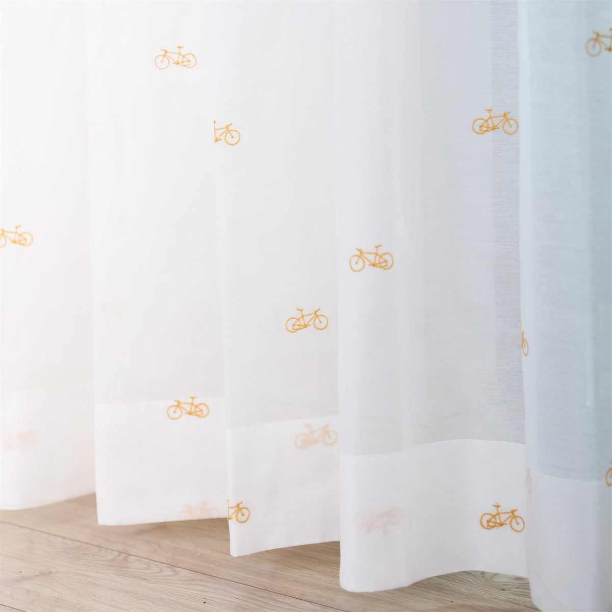 DL9530 is a flame-retardant, privacy-blocking, UV-cut, mirror lace curtain with a soft texture.