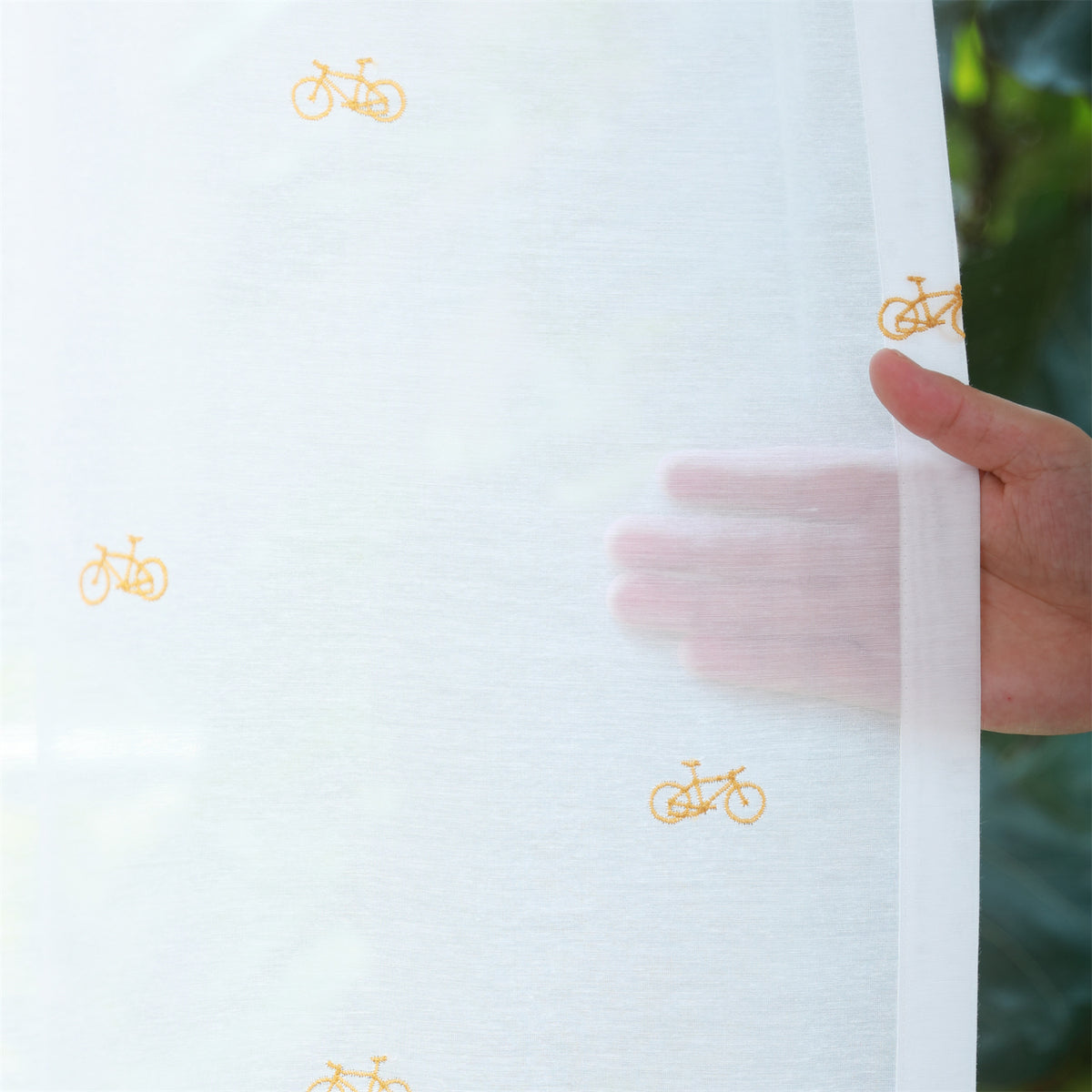DL9530 is a flame-retardant, privacy-blocking, UV-cut, mirror lace curtain with a soft texture.