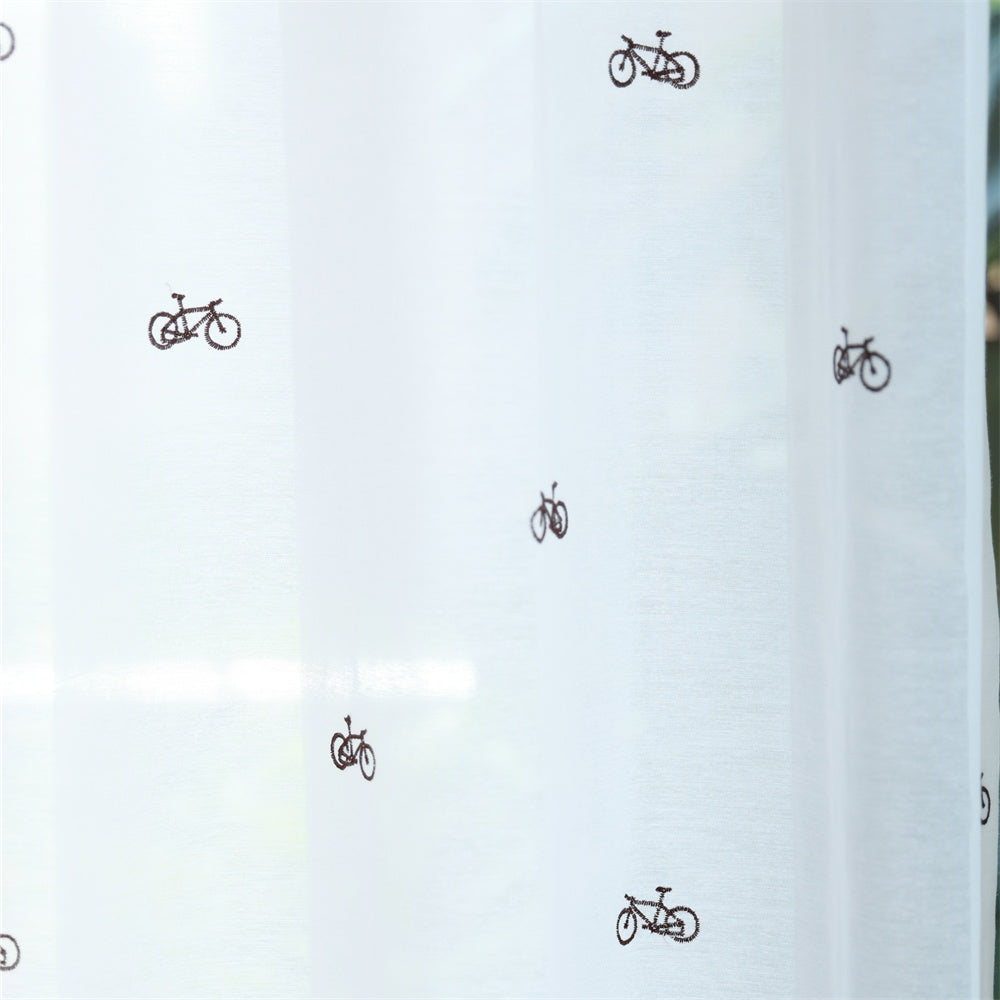 DL9530 is a flame-retardant, privacy-blocking, UV-cut, mirror lace curtain with a soft texture.