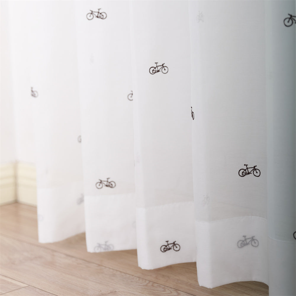 DL9530 is a flame-retardant, privacy-blocking, UV-cut, mirror lace curtain with a soft texture.