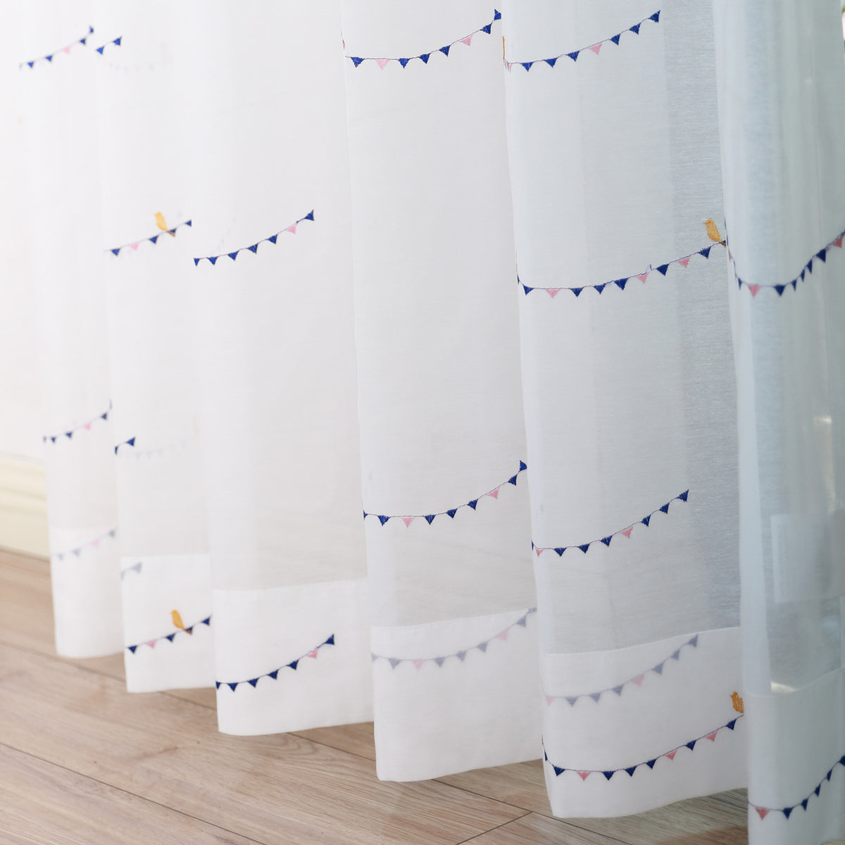 DL9530 is a flame-retardant, privacy-blocking, UV-cut, mirror lace curtain with a soft texture.