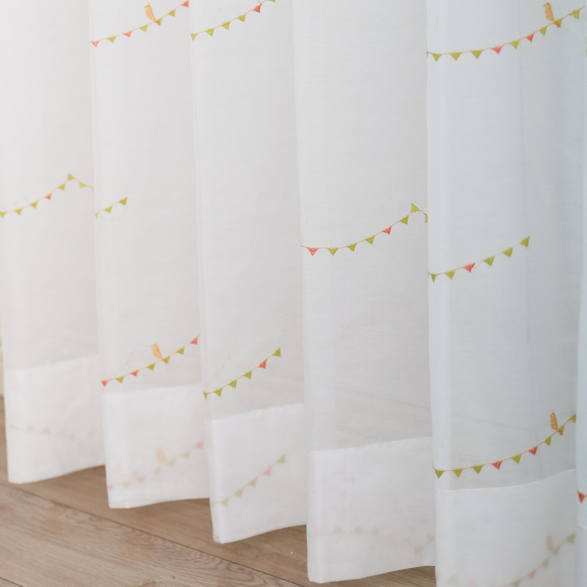 DL9530 is a flame-retardant, privacy-blocking, UV-cut, mirror lace curtain with a soft texture.