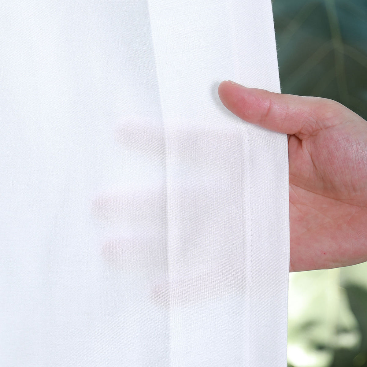 DL9530 is a flame-retardant, privacy-blocking, UV-cut, mirror lace curtain with a soft texture.