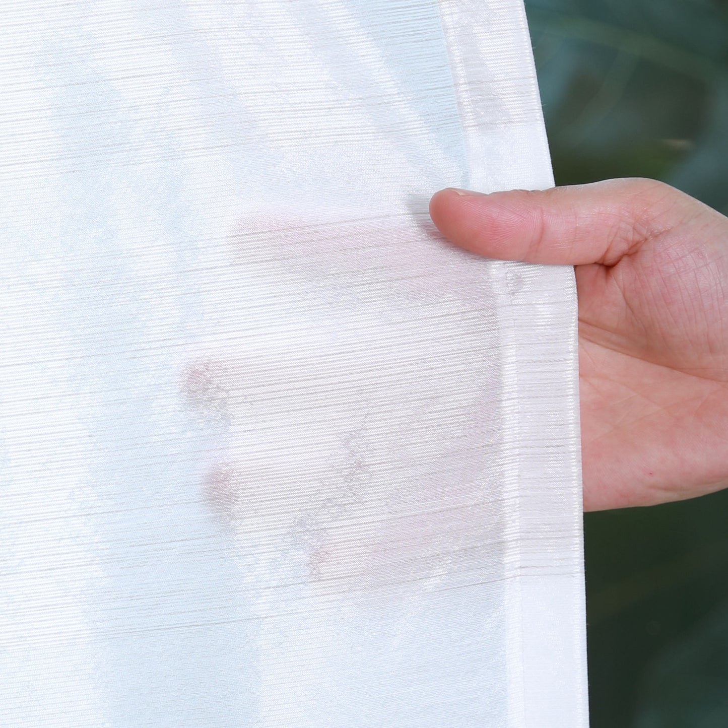 DL9530 is a flame-retardant, privacy-blocking, UV-cut, mirror lace curtain with a soft texture.