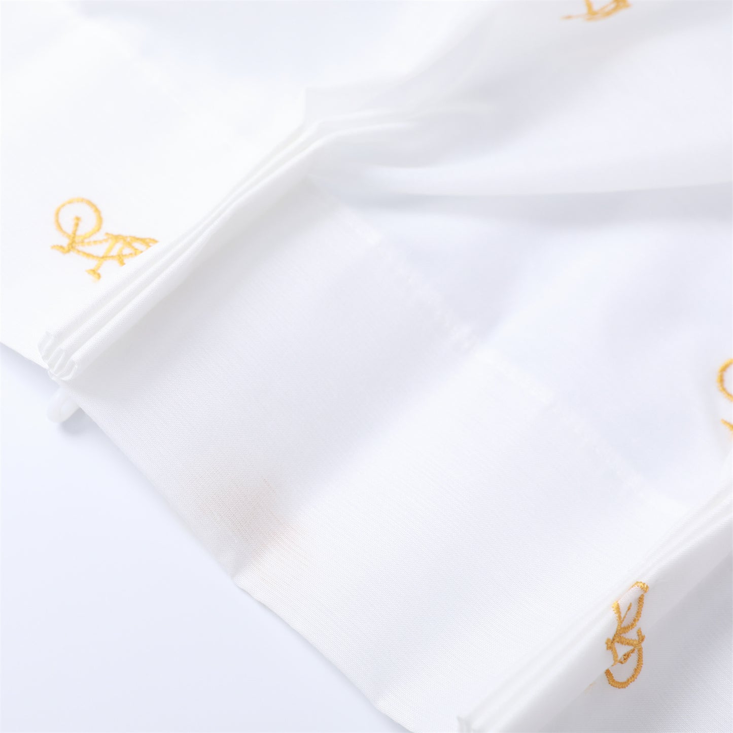 DL9530 is a flame-retardant, privacy-blocking, UV-cut, mirror lace curtain with a soft texture.