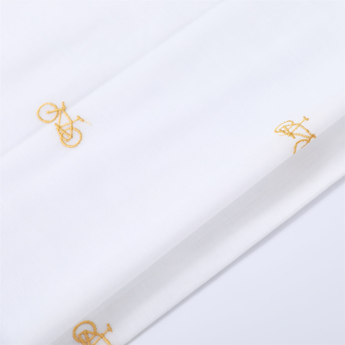 DL9530 is a flame-retardant, privacy-blocking, UV-cut, mirror lace curtain with a soft texture.