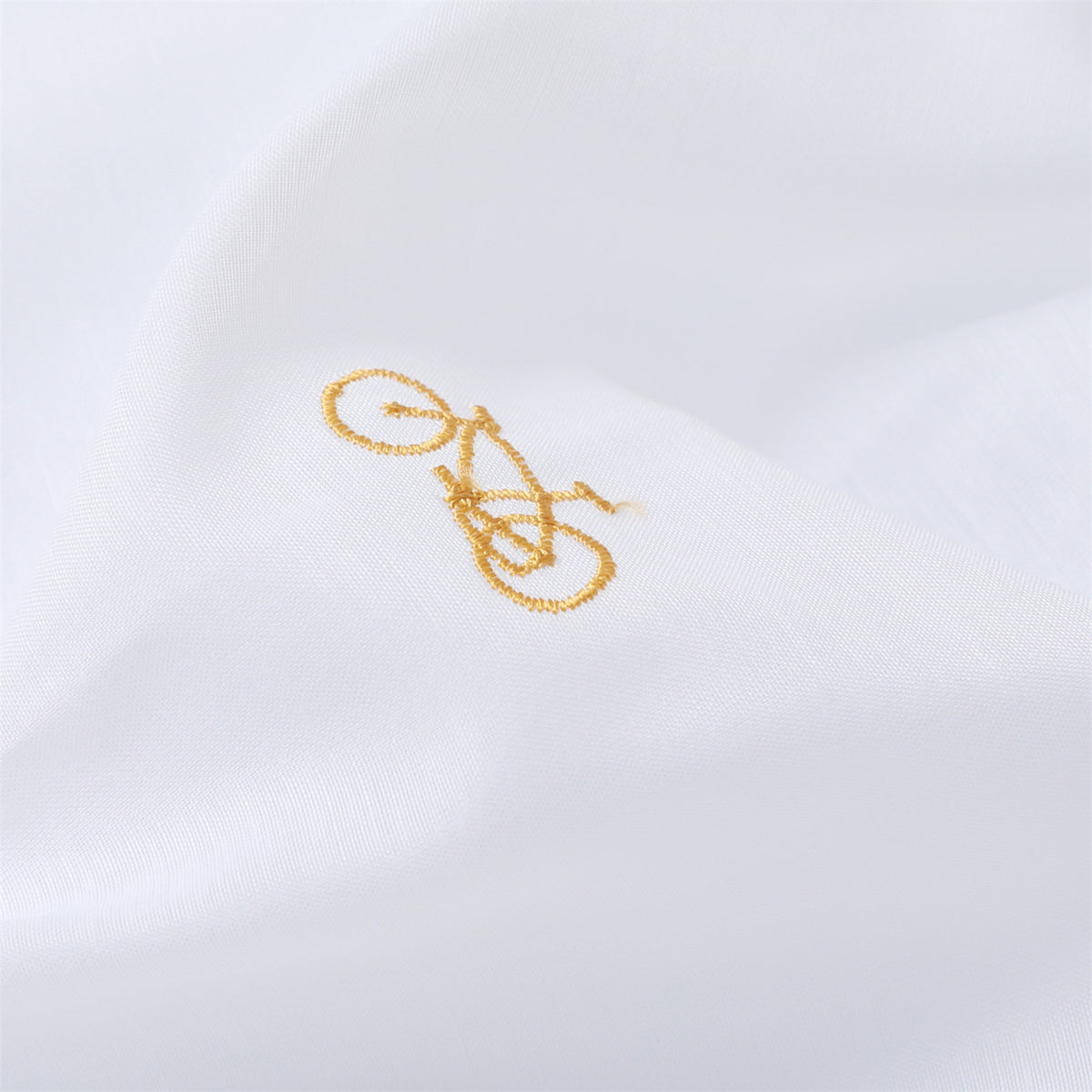 DL9530 is a flame-retardant, privacy-blocking, UV-cut, mirror lace curtain with a soft texture.
