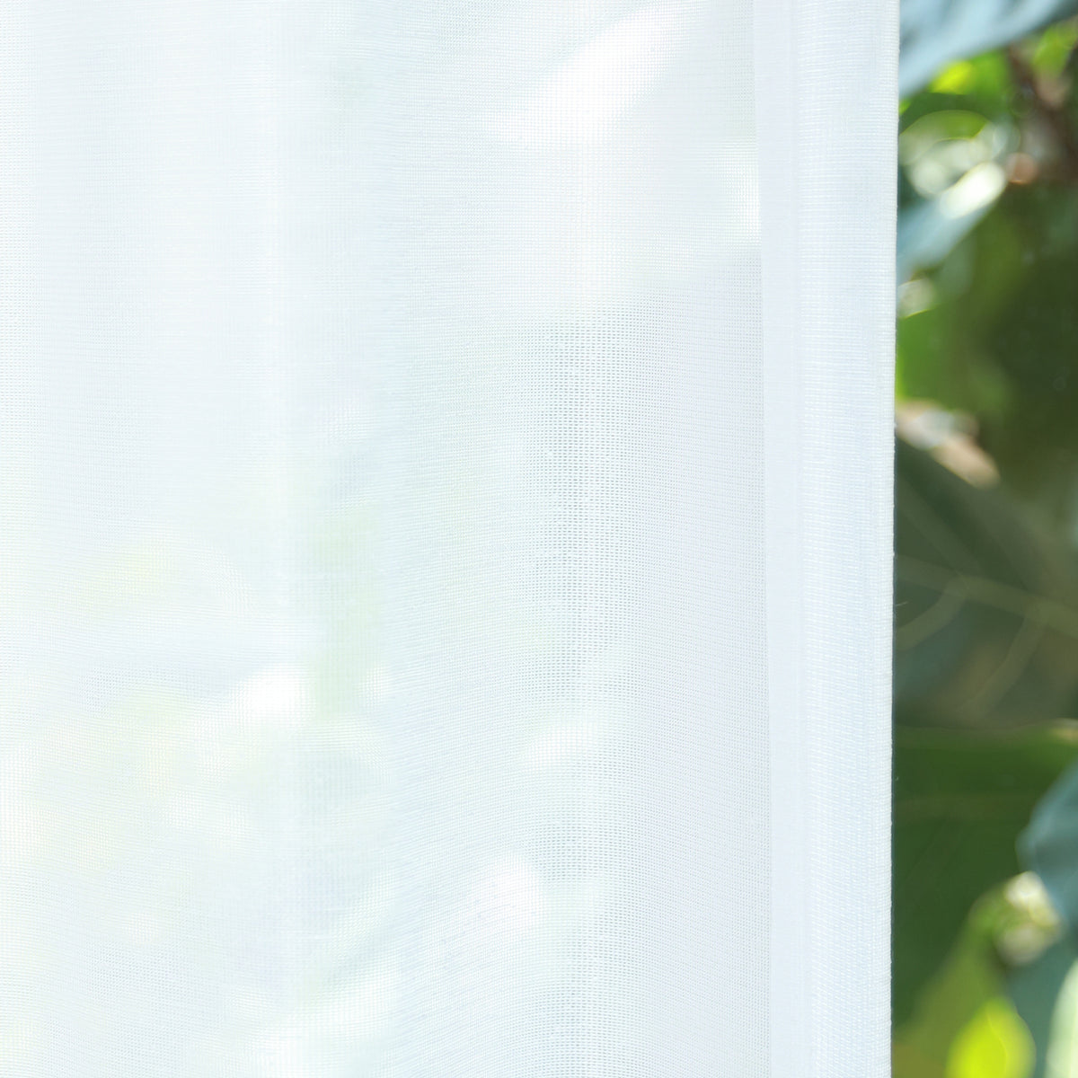 DL9530 is a flame-retardant, privacy-blocking, UV-cut, mirror lace curtain with a soft texture.