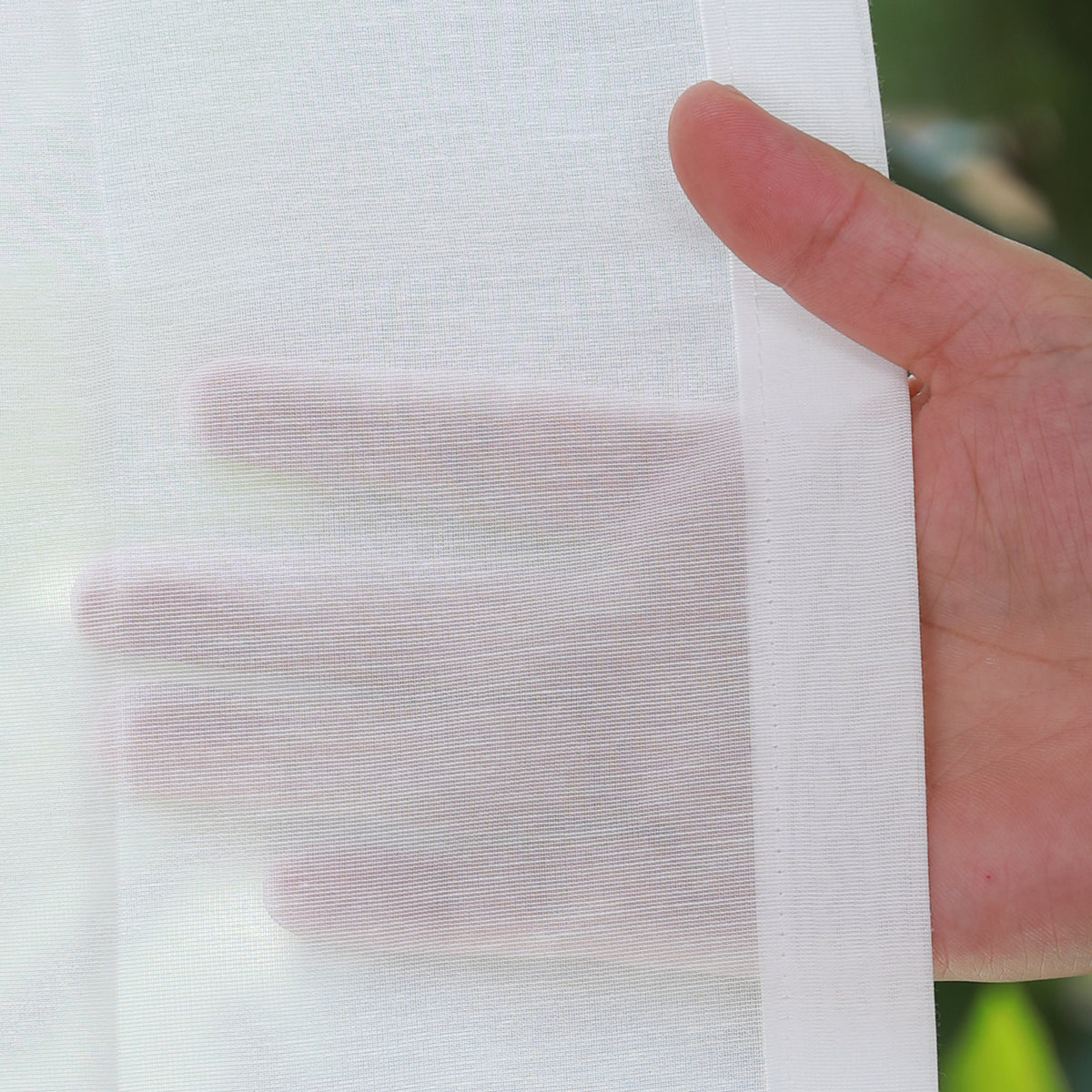 DL9530 is a flame-retardant, privacy-blocking, UV-cut, mirror lace curtain with a soft texture.