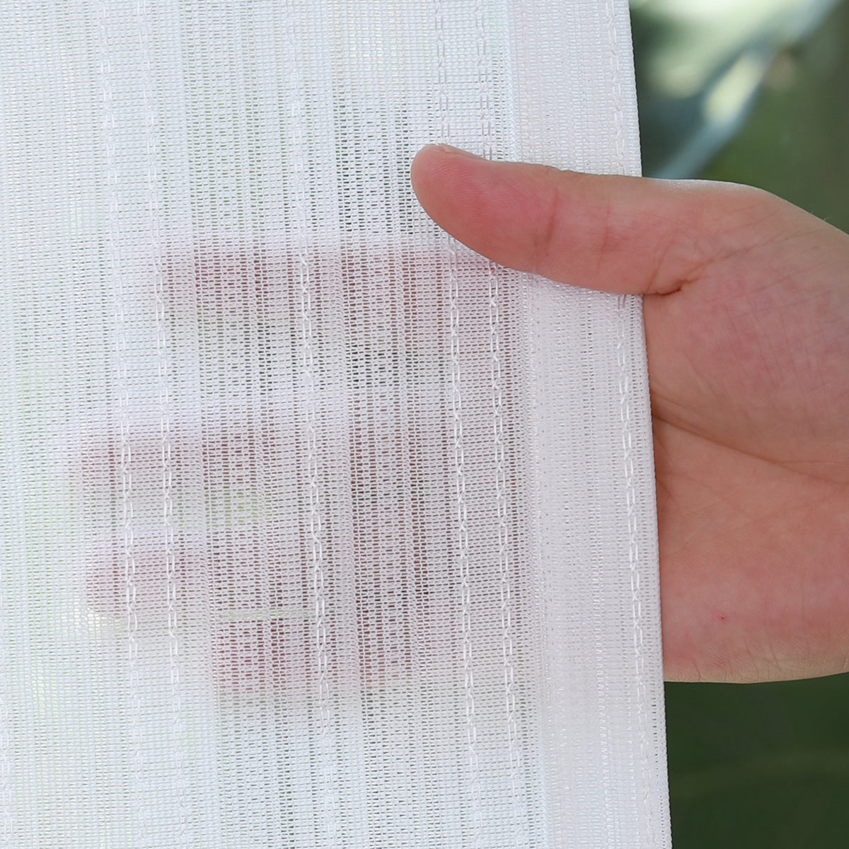 DL9530 is a flame-retardant, privacy-blocking, UV-cut, mirror lace curtain with a soft texture.