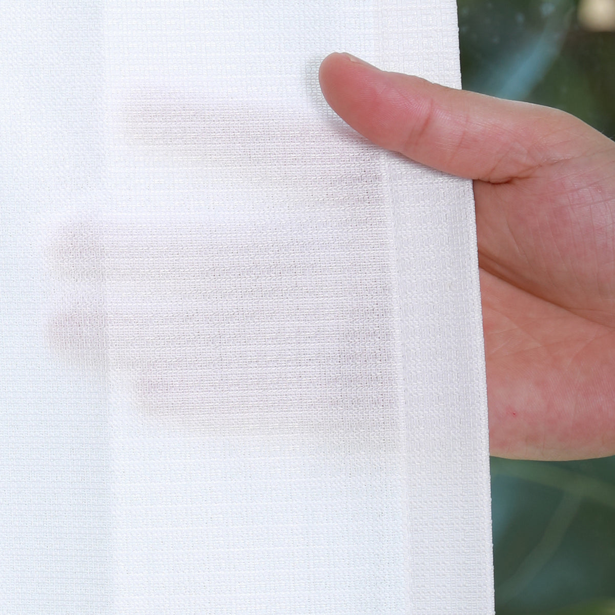 DL9530 is a flame-retardant, privacy-blocking, UV-cut, mirror lace curtain with a soft texture.