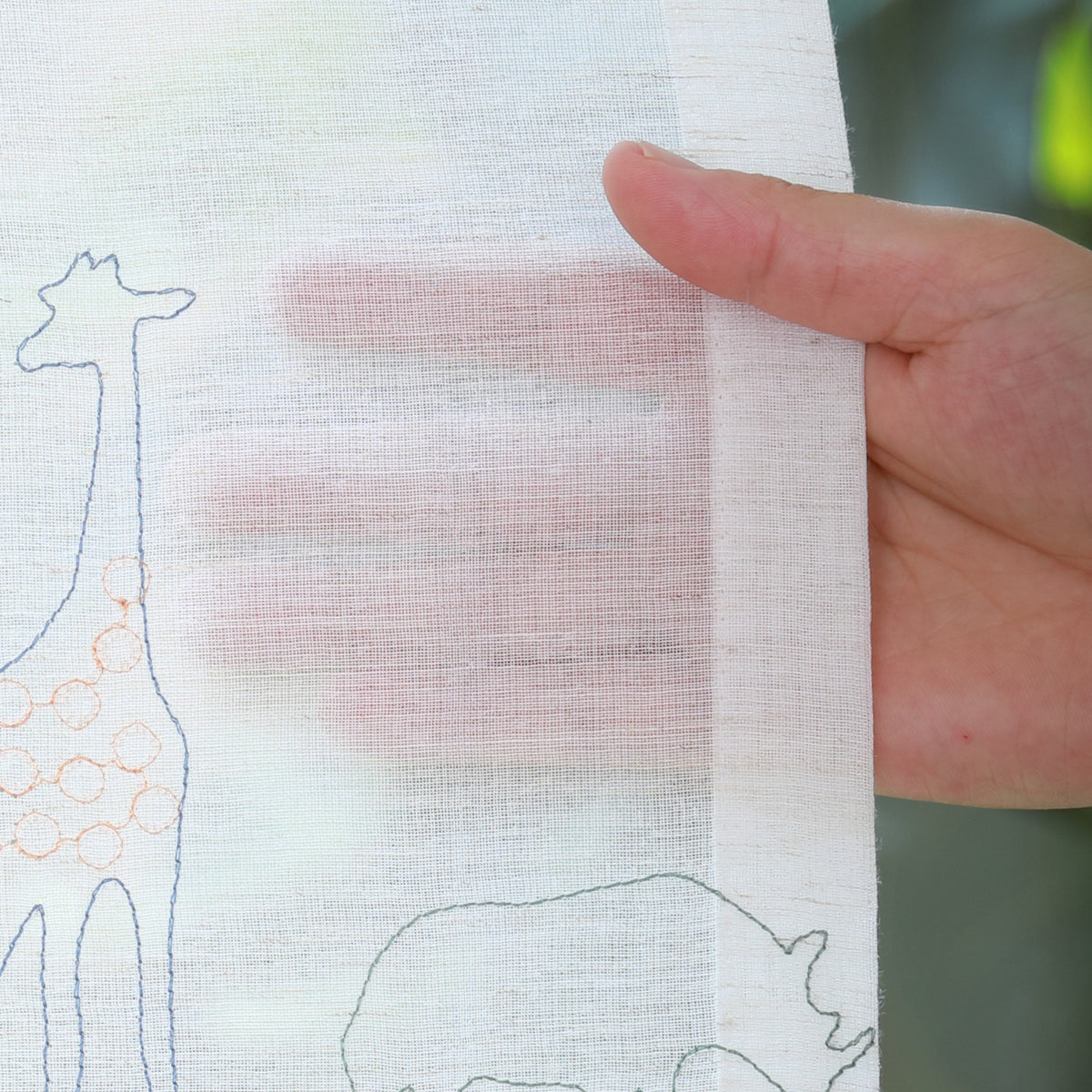 DL9530 is a flame-retardant, privacy-blocking, UV-cut, mirror lace curtain with a soft texture.