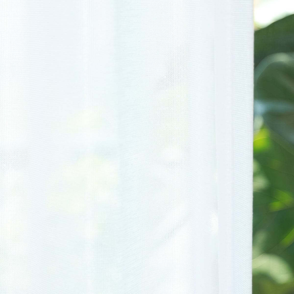 DL9530 is a flame-retardant, privacy-blocking, UV-cut, mirror lace curtain with a soft texture.