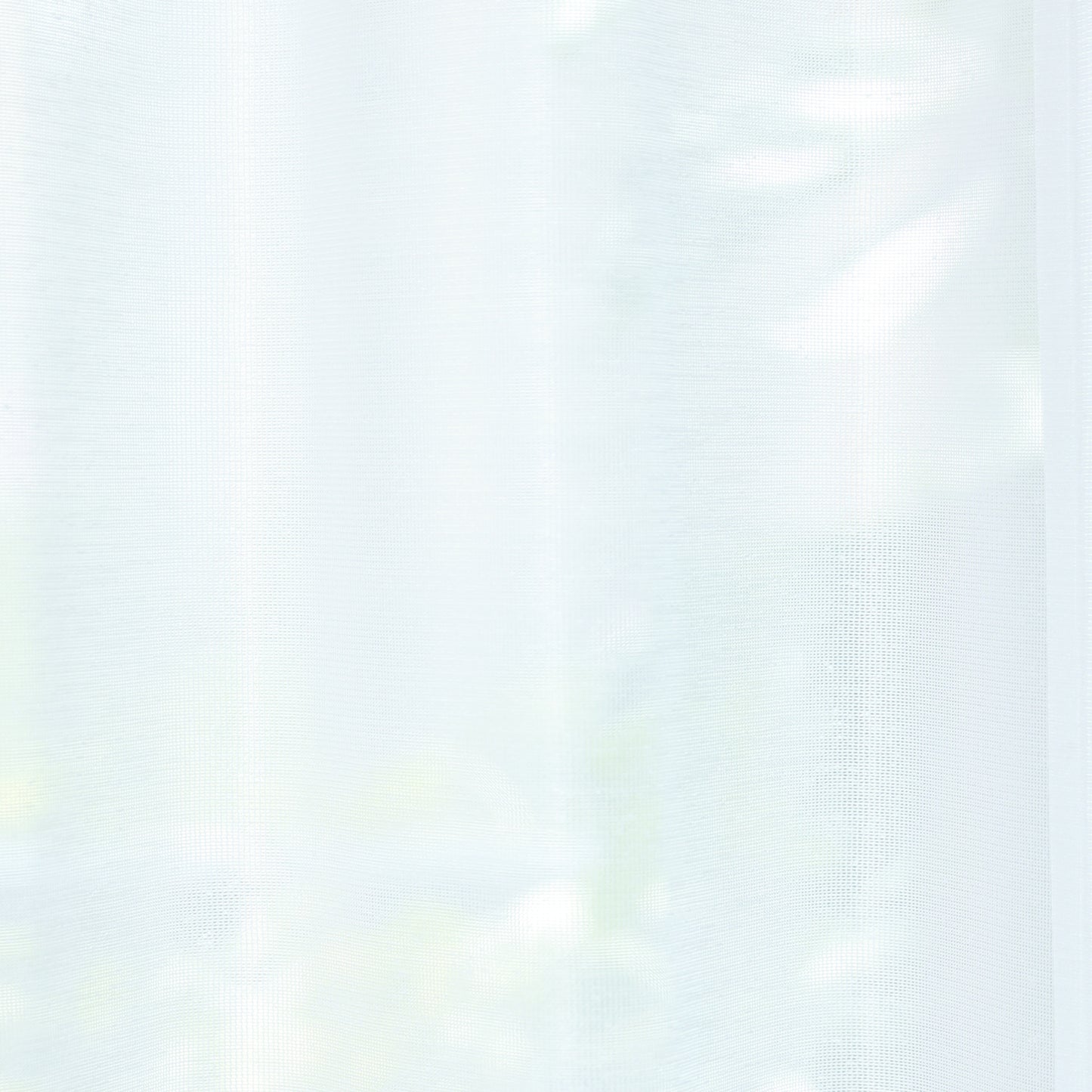 DL9530 is a flame-retardant, privacy-blocking, UV-cut, mirror lace curtain with a soft texture.