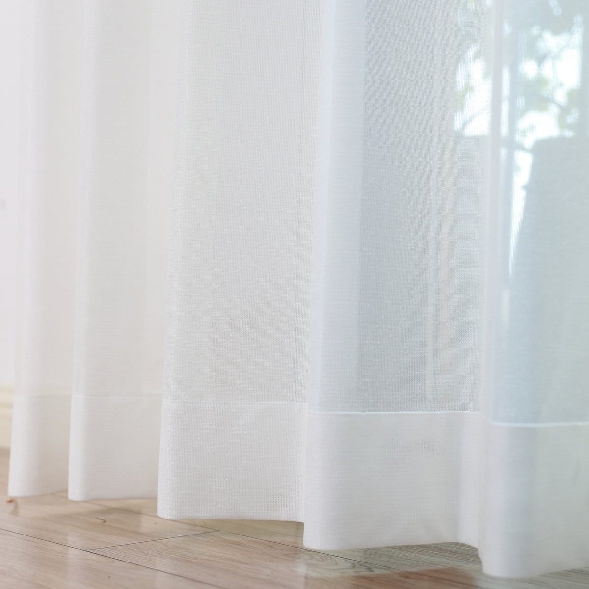 DL9530 is a flame-retardant, privacy-blocking, UV-cut, mirror lace curtain with a soft texture.