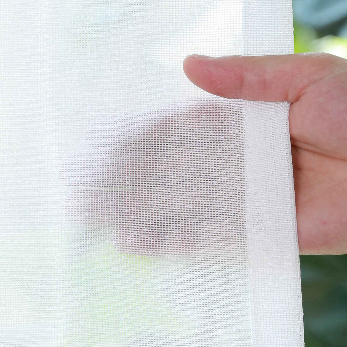 DL9530 is a flame-retardant, privacy-blocking, UV-cut, mirror lace curtain with a soft texture.