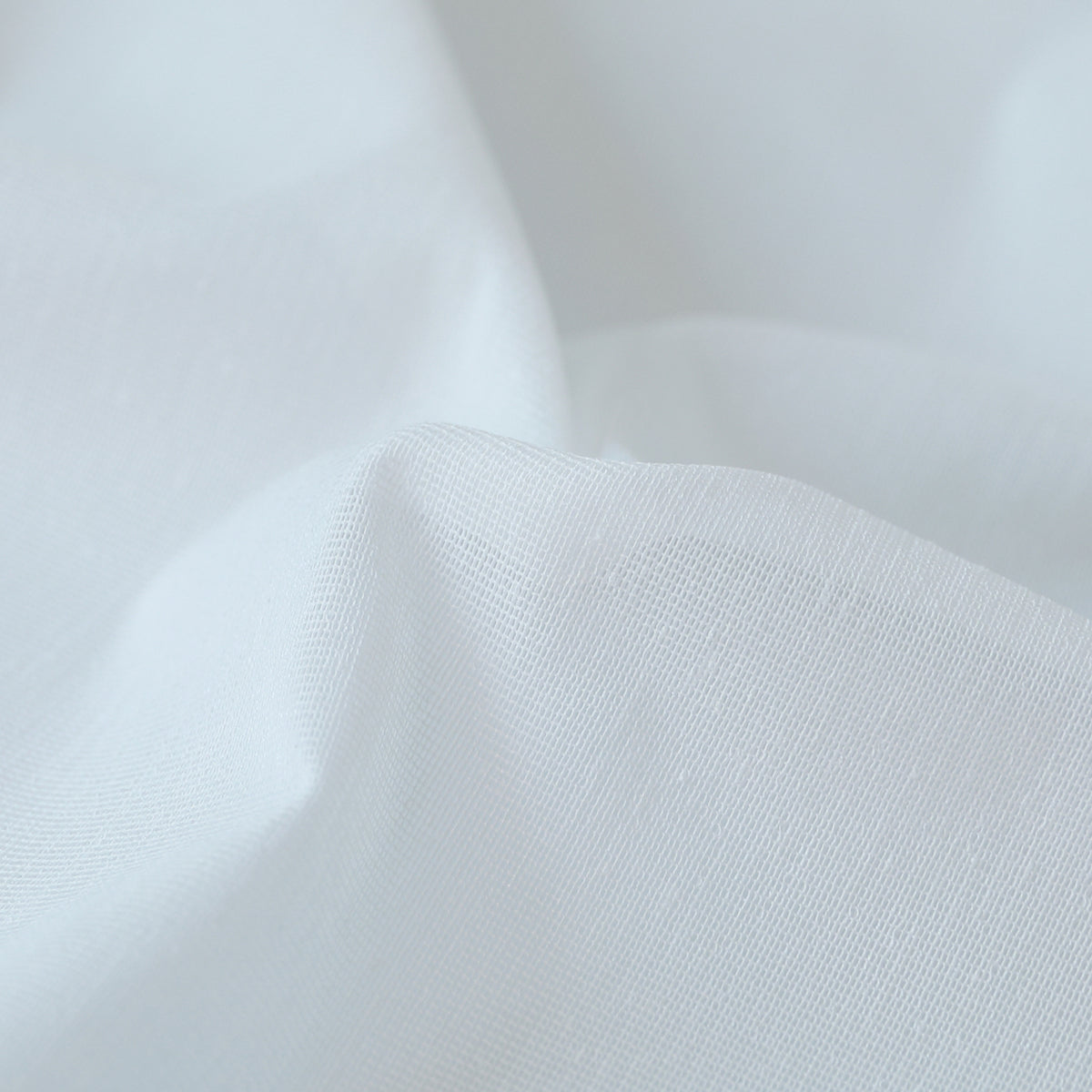 DL9530 is a flame-retardant, privacy-blocking, UV-cut, mirror lace curtain with a soft texture.