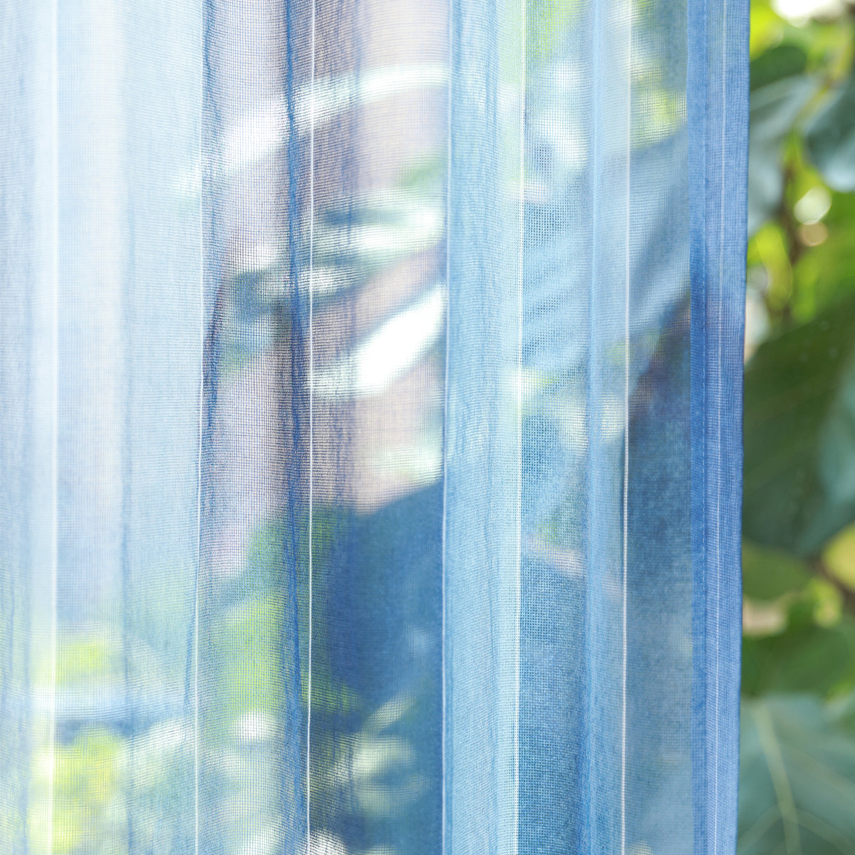 DL9530 is a flame-retardant, privacy-blocking, UV-cut, mirror lace curtain with a soft texture.