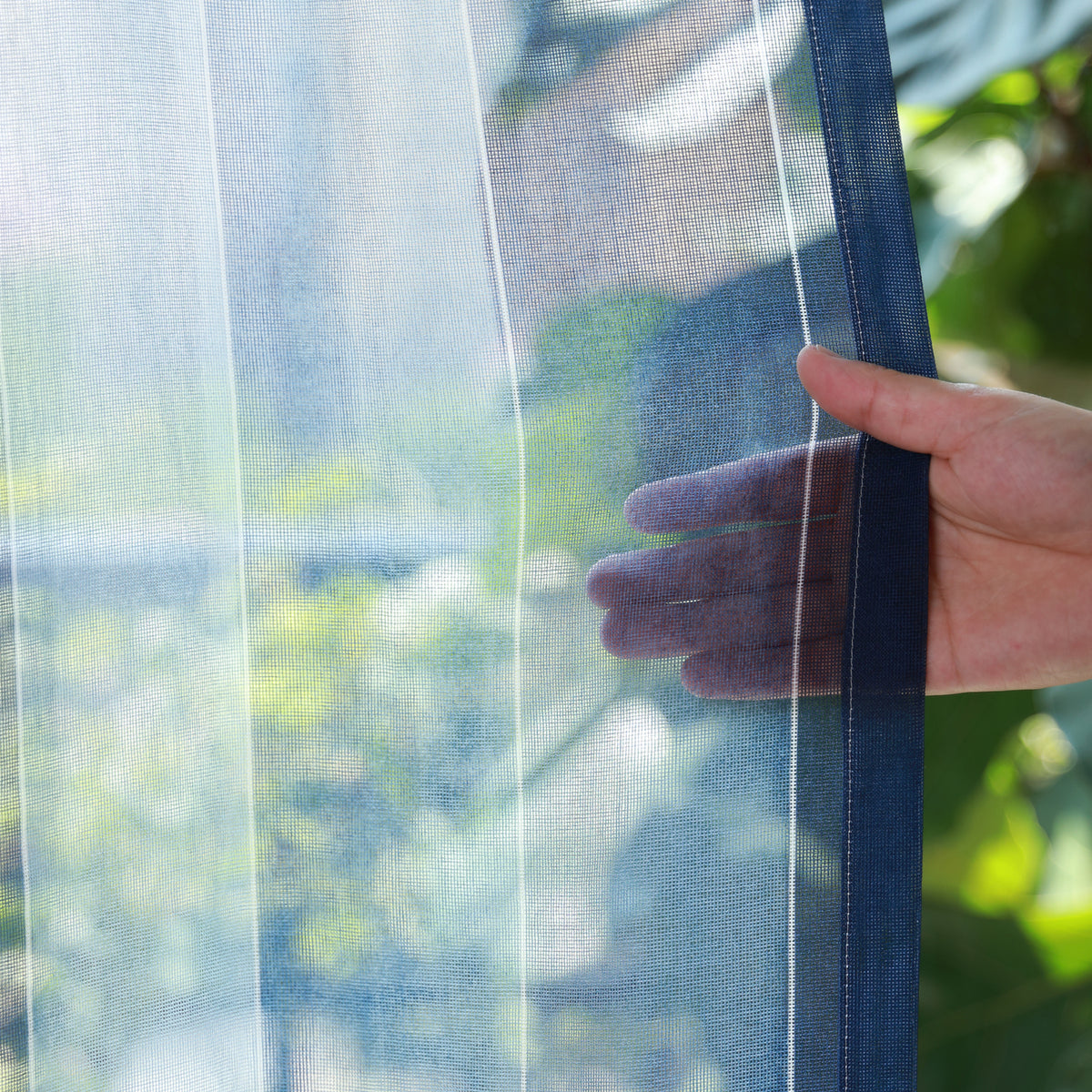 DL9530 is a flame-retardant, privacy-blocking, UV-cut, mirror lace curtain with a soft texture.