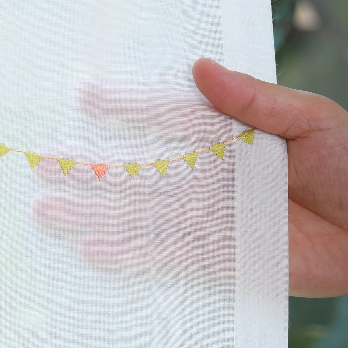 DL9530 is a flame-retardant, privacy-blocking, UV-cut, mirror lace curtain with a soft texture.