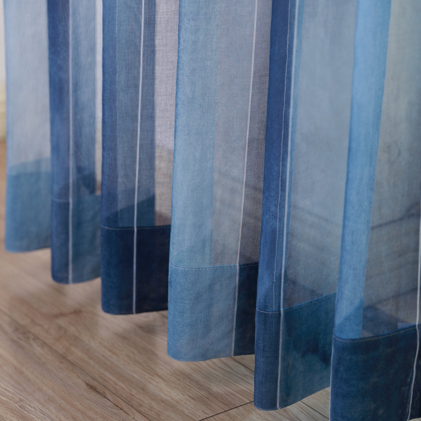 DL9530 is a flame-retardant, privacy-blocking, UV-cut, mirror lace curtain with a soft texture.
