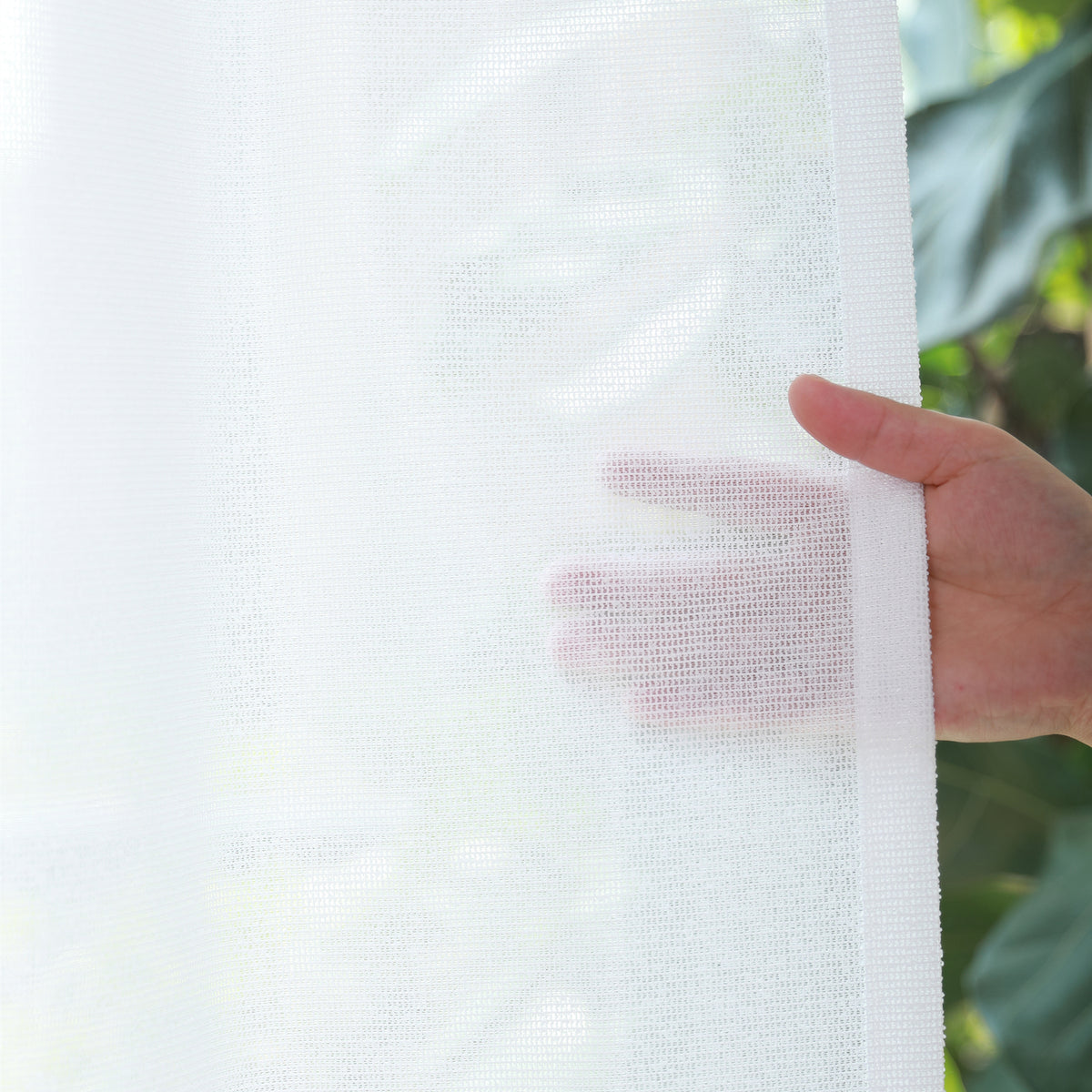 DL9530 is a flame-retardant, privacy-blocking, UV-cut, mirror lace curtain with a soft texture.