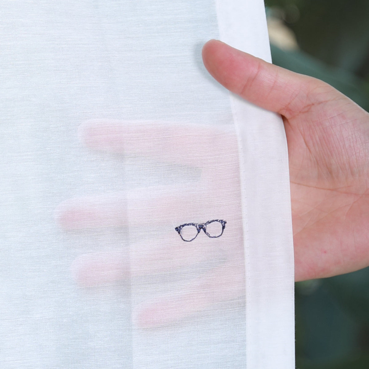 DL9530 is a flame-retardant, privacy-blocking, UV-cut, mirror lace curtain with a soft texture.