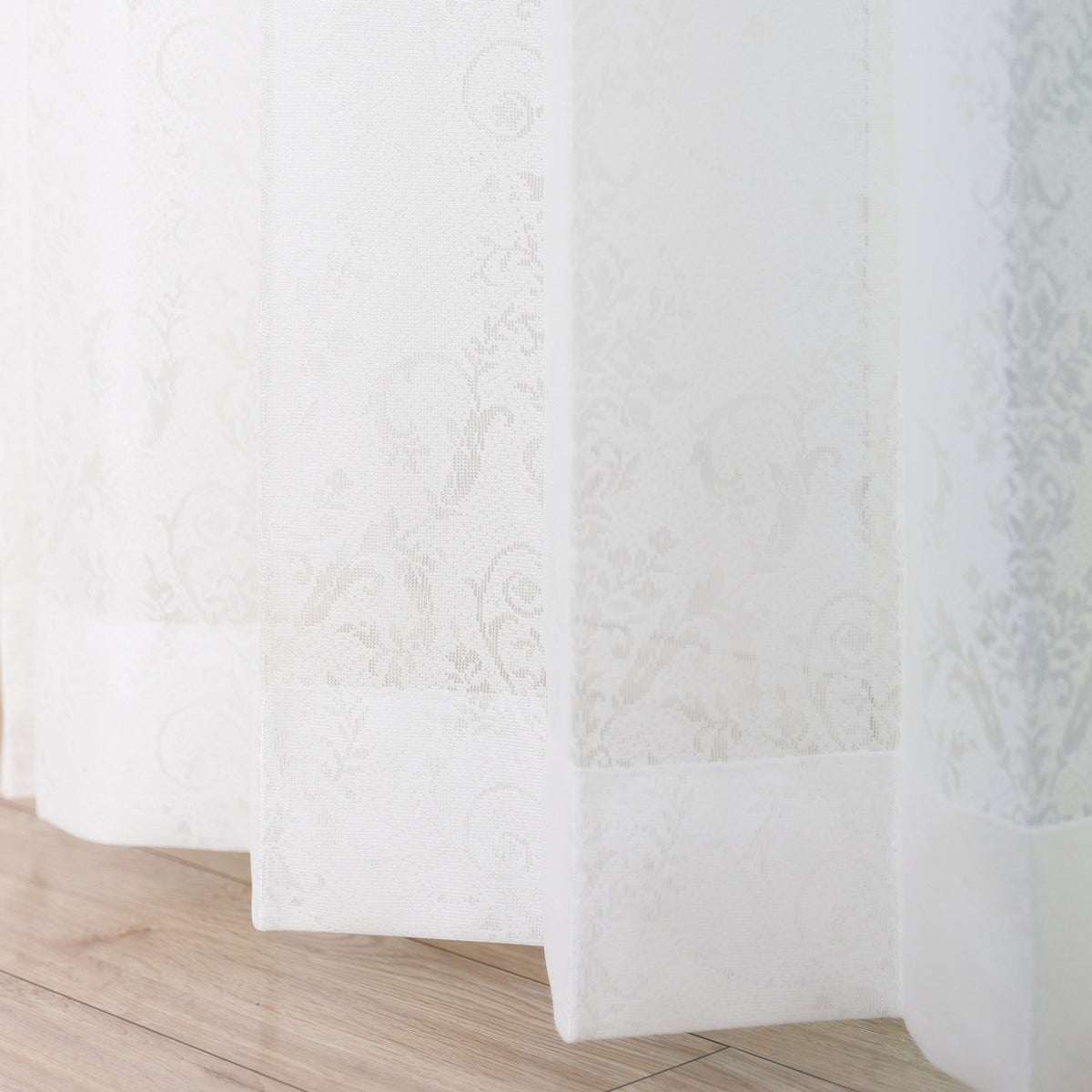 DL9530 is a flame-retardant, privacy-blocking, UV-cut, mirror lace curtain with a soft texture.