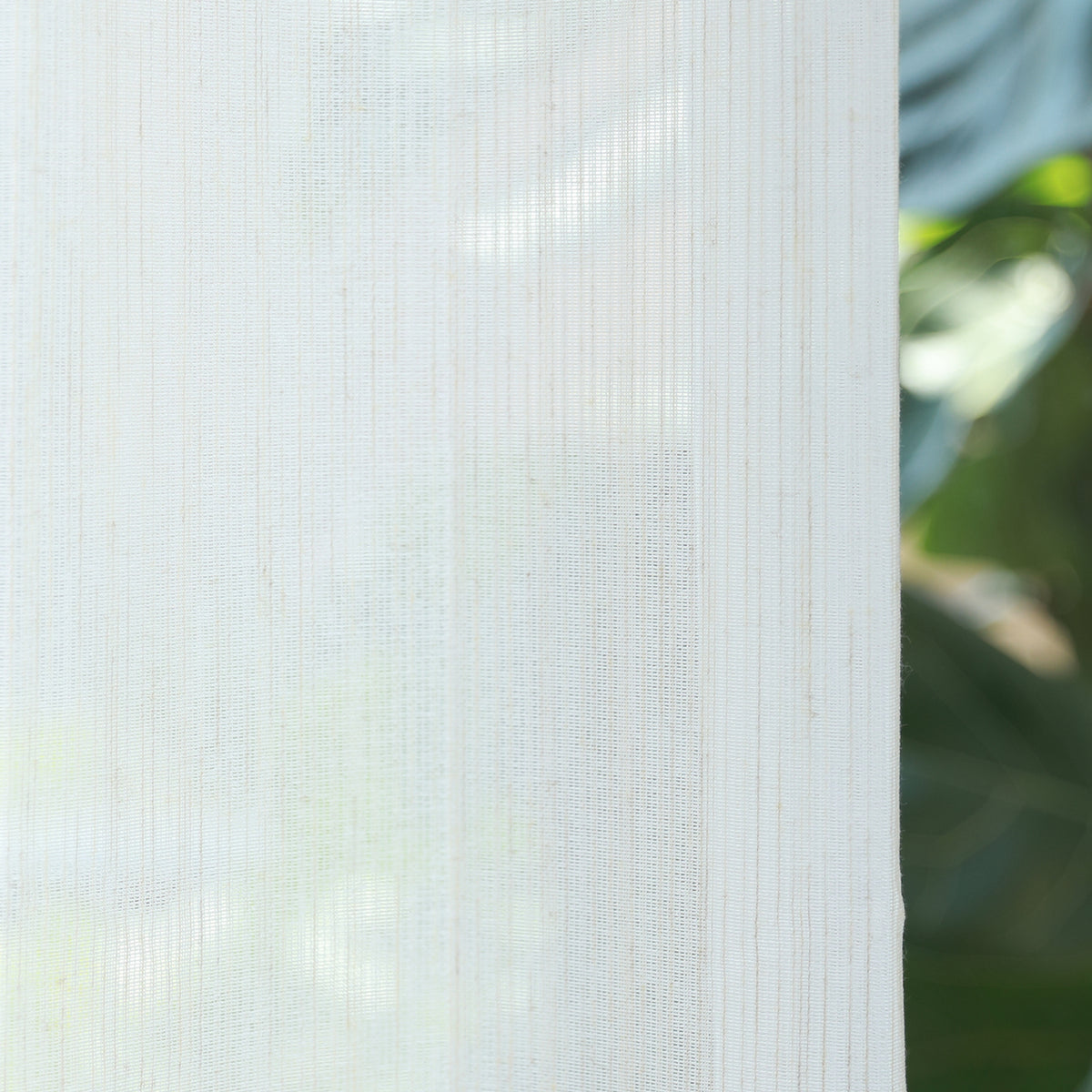 DL9530 is a flame-retardant, privacy-blocking, UV-cut, mirror lace curtain with a soft texture.