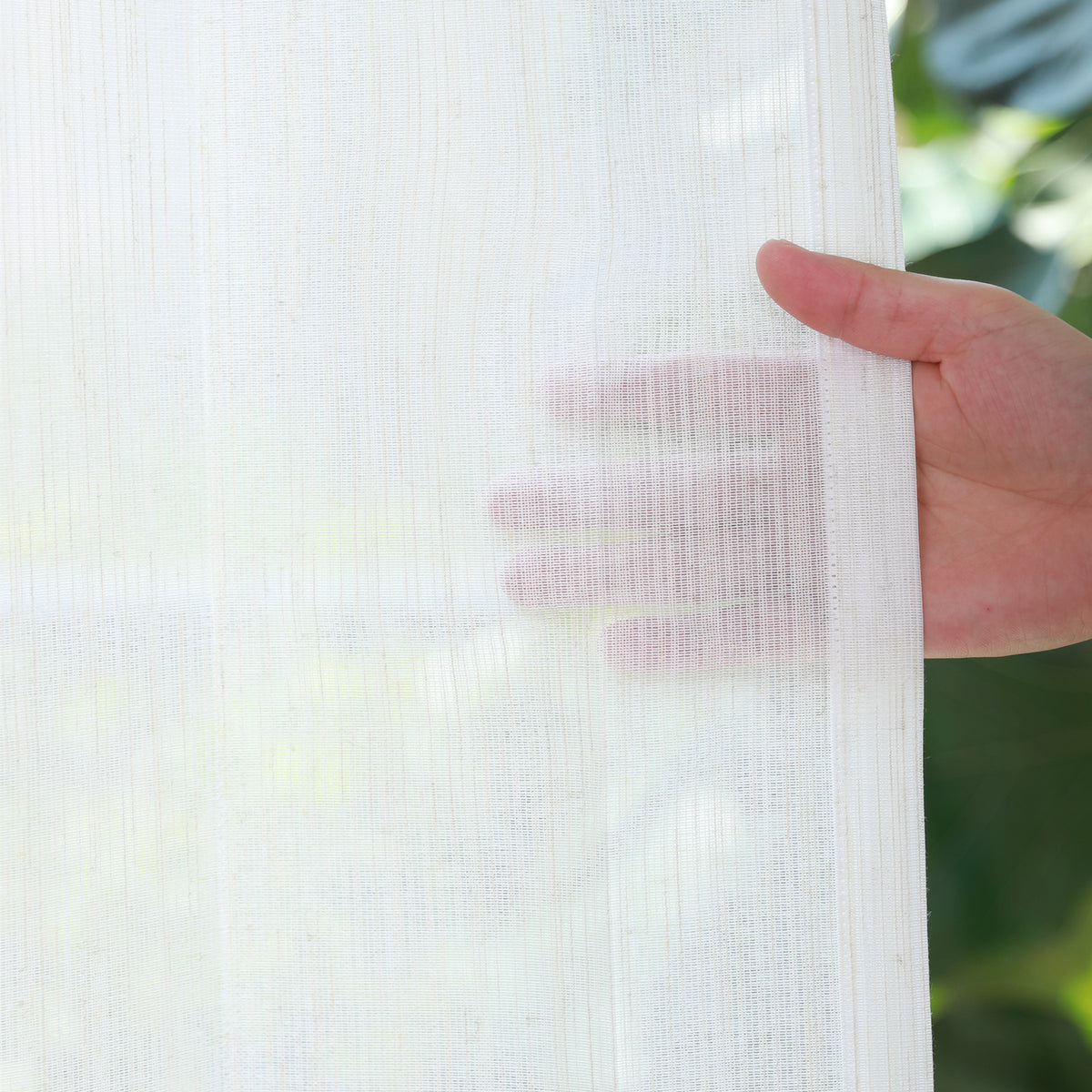 DL9530 is a flame-retardant, privacy-blocking, UV-cut, mirror lace curtain with a soft texture.