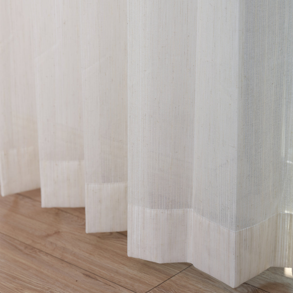 DL9530 is a flame-retardant, privacy-blocking, UV-cut, mirror lace curtain with a soft texture.