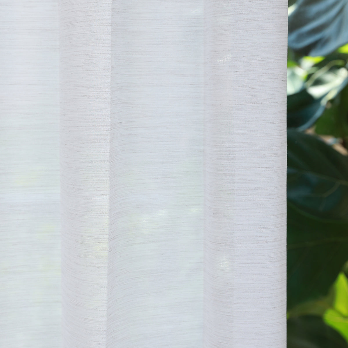 DL9530 is a flame-retardant, privacy-blocking, UV-cut, mirror lace curtain with a soft texture.