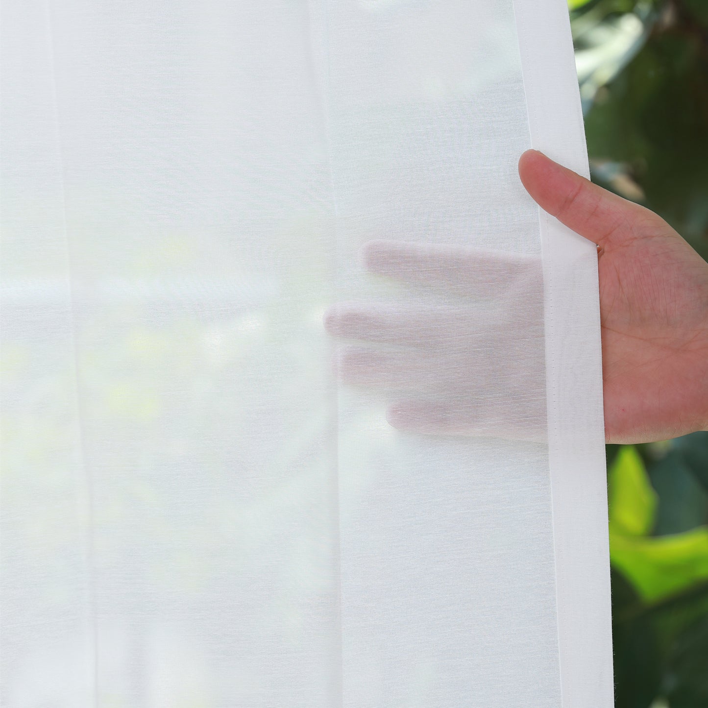 DL9530 is a flame-retardant, privacy-blocking, UV-cut, mirror lace curtain with a soft texture.