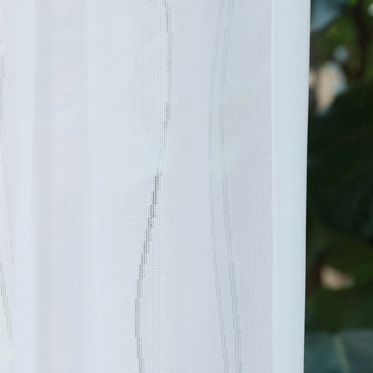 DL9530 is a flame-retardant, privacy-blocking, UV-cut, mirror lace curtain with a soft texture.
