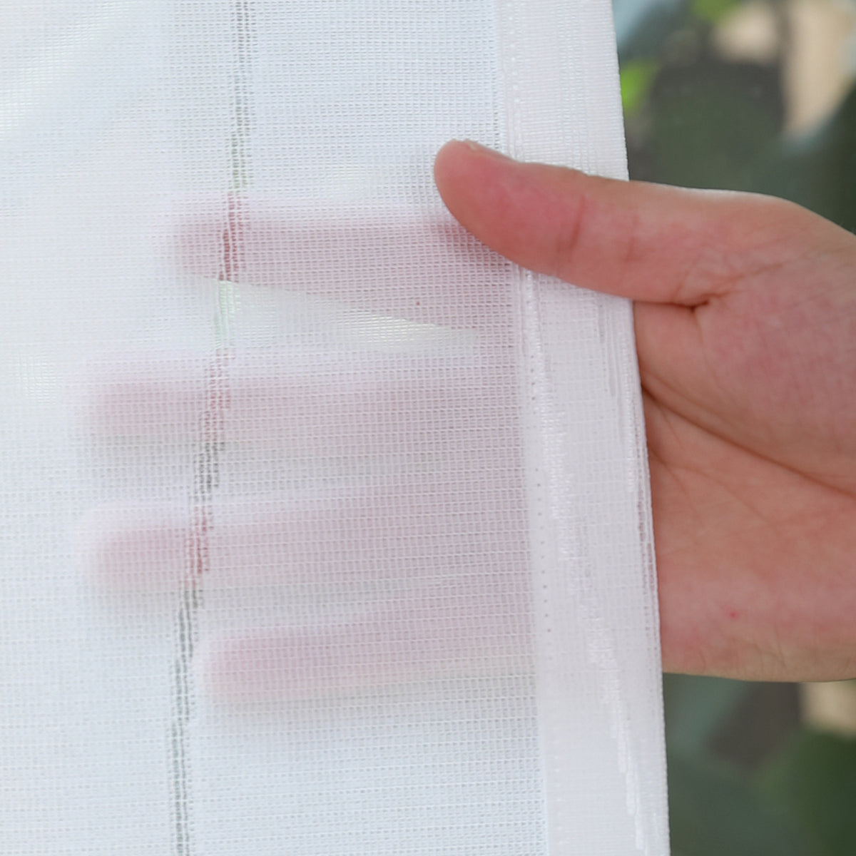 DL9530 is a flame-retardant, privacy-blocking, UV-cut, mirror lace curtain with a soft texture.