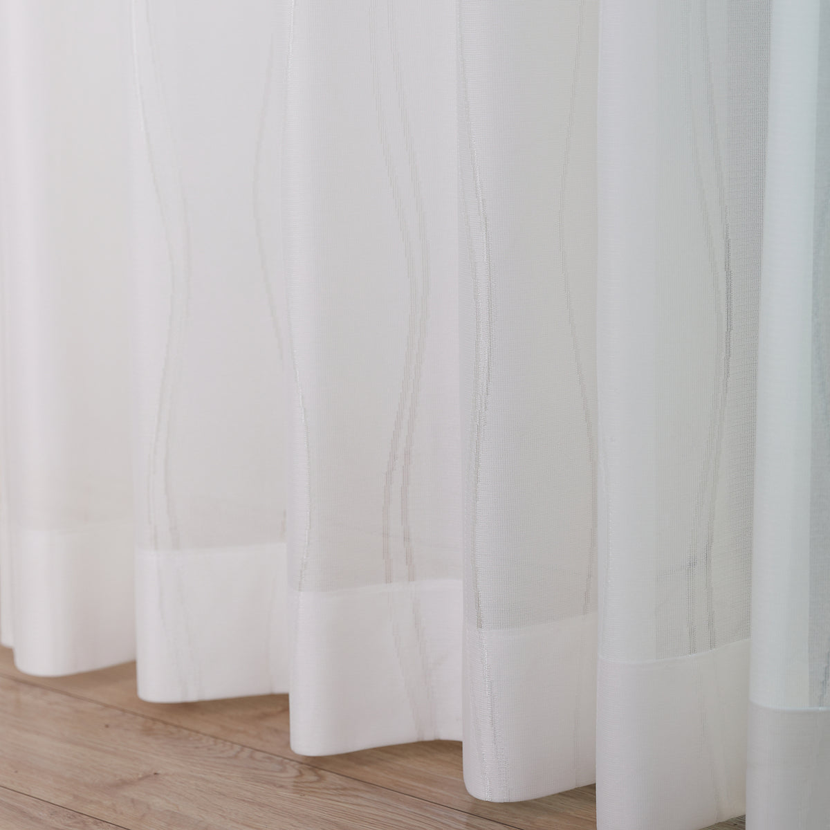 DL9530 is a flame-retardant, privacy-blocking, UV-cut, mirror lace curtain with a soft texture.