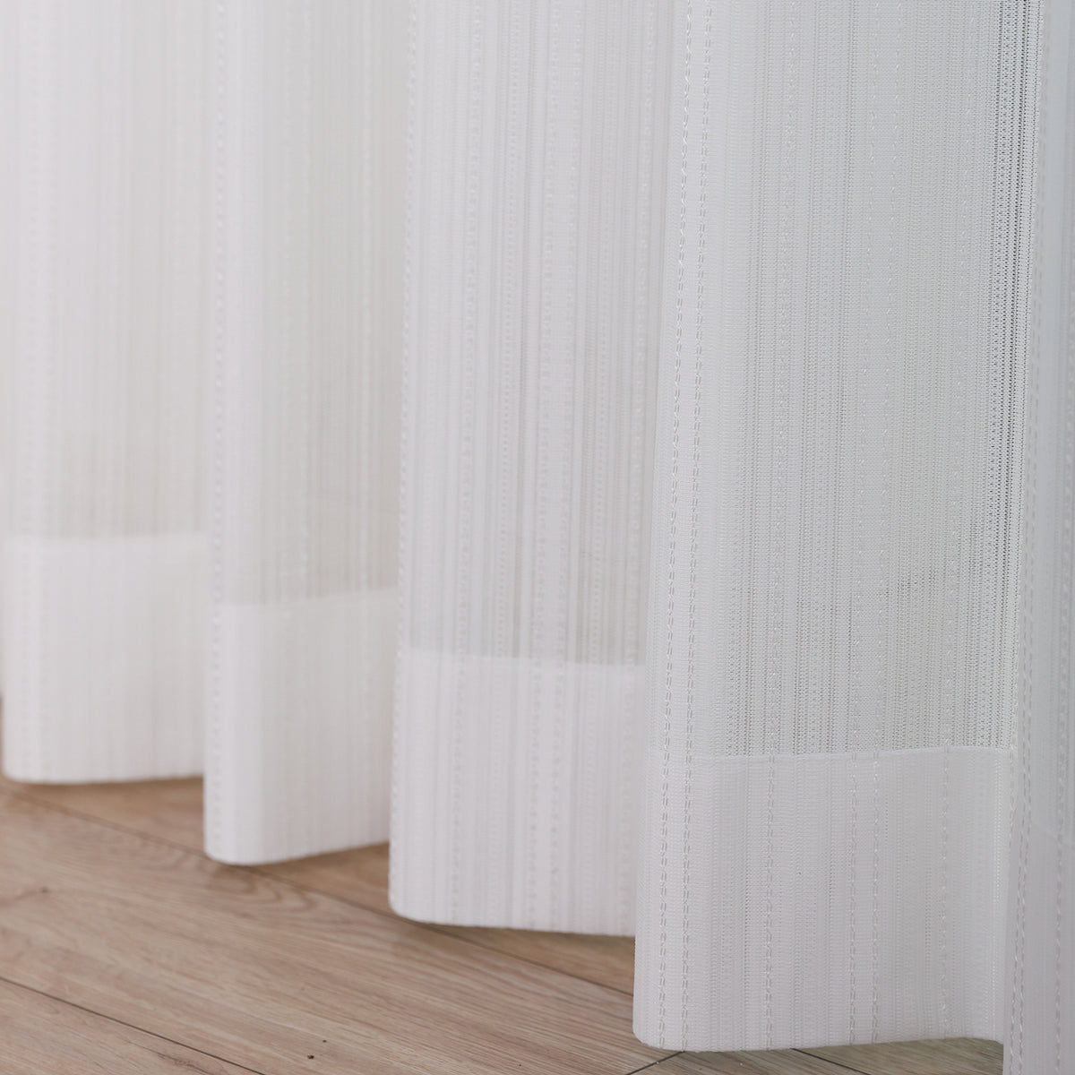 DL9530 is a flame-retardant, privacy-blocking, UV-cut, mirror lace curtain with a soft texture.