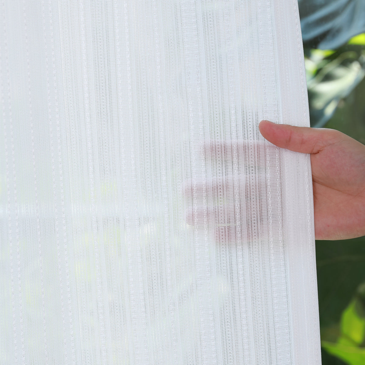 DL9530 is a flame-retardant, privacy-blocking, UV-cut, mirror lace curtain with a soft texture.