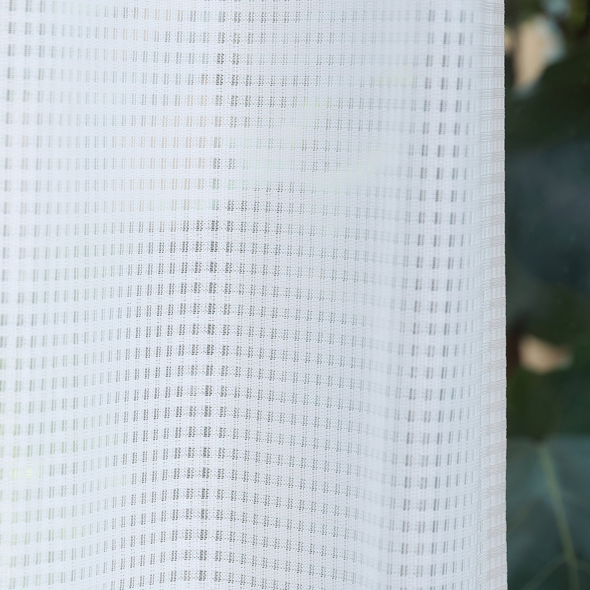 DL9530 is a flame-retardant, privacy-blocking, UV-cut, mirror lace curtain with a soft texture.